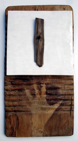 "Ave verun corpus". Pasta cerámica y madera. 32 x 60 x 10 cm. Sevilla 2006.  Estudio del autor.